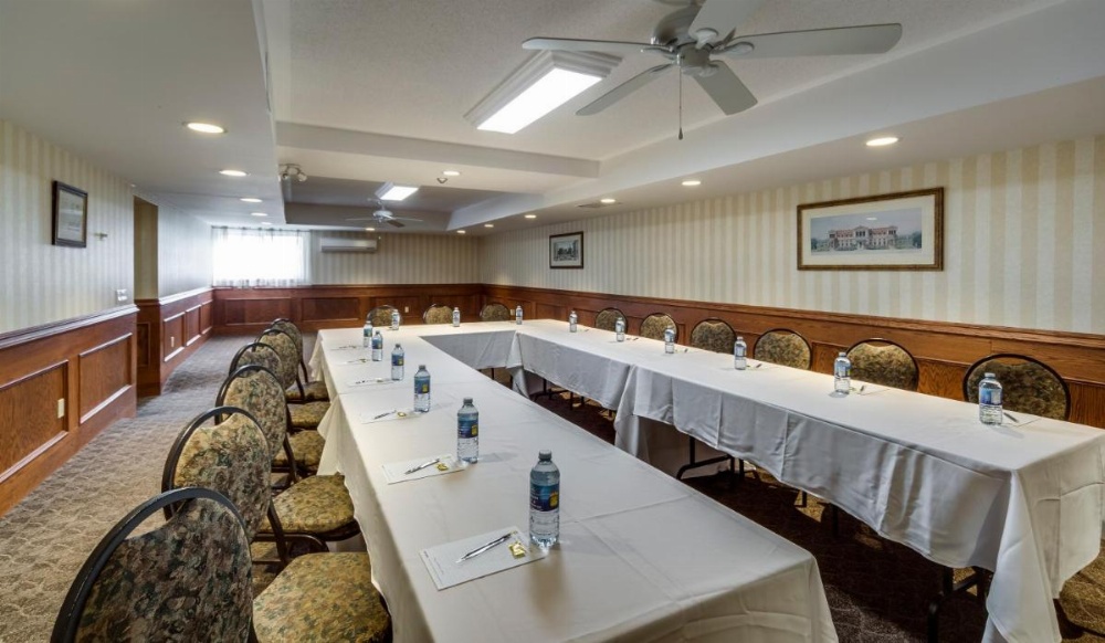 Monte Carlo Inns Oakville Suites Image 17