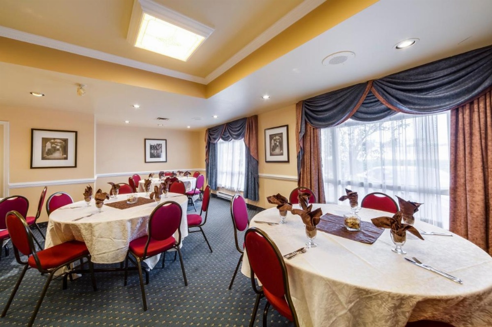 Monte Carlo Inns Oakville Suites Image 19